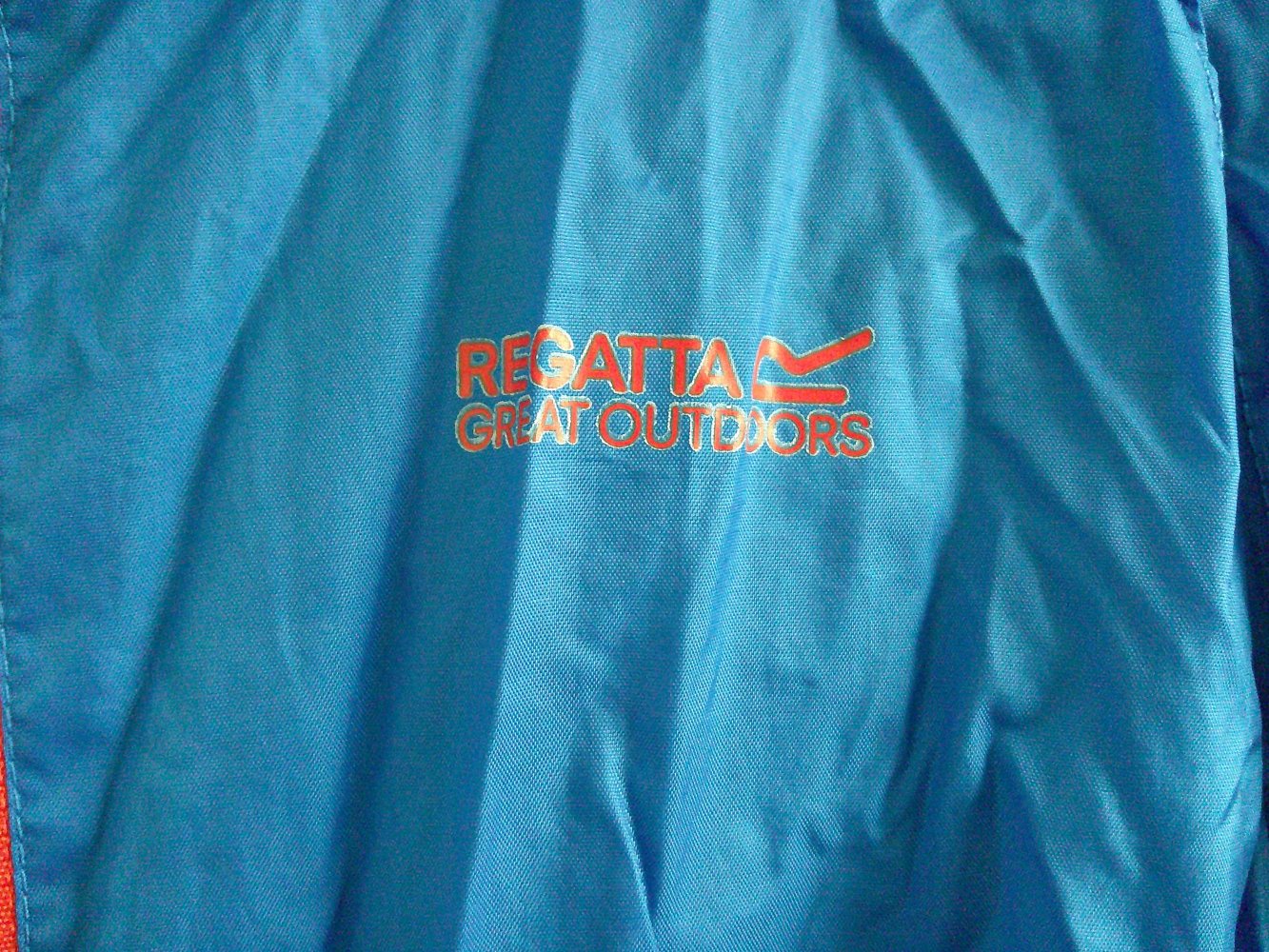 dünne blaue Regenjacke Gr. 116 von Regatta mit kleinem Beutel