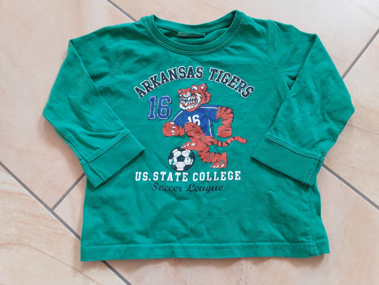 grünes Langarmshirt in Gr. 98