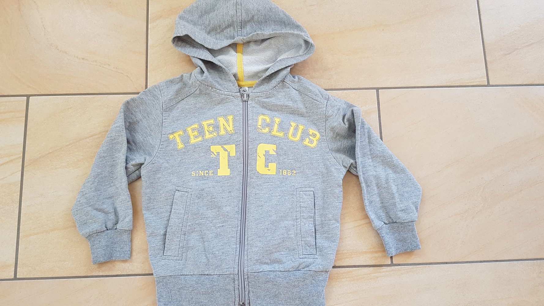 graue Sweatjacke Gr. 104 pocopiano