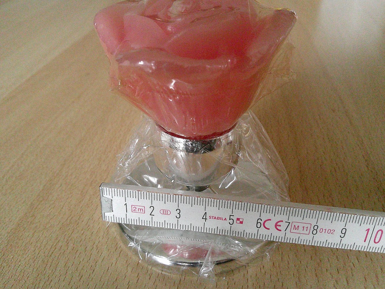 zwei Kerzenständer mit Rosenkerzen, neu noch verpackt in Folie