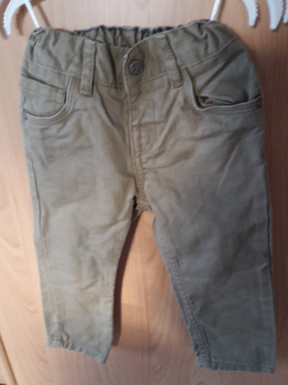 beige Jeanshose in Gr. 74 von C&A