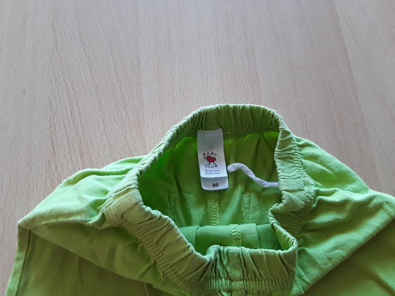 lindgrüne Shorts in Gr. 86 von C&A