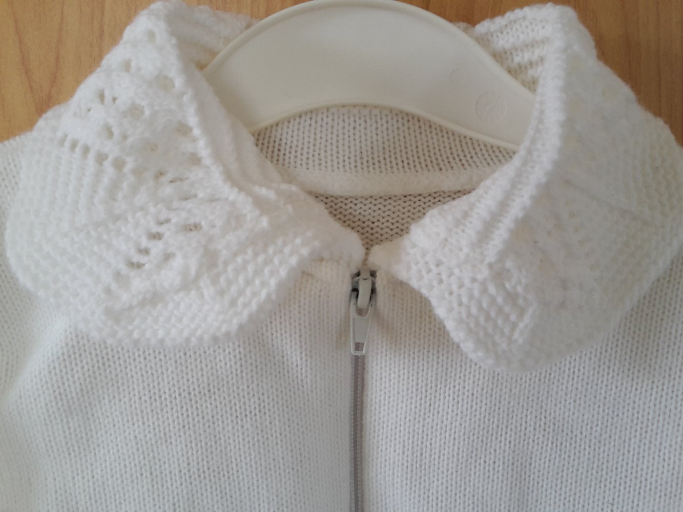 weiße Strickjacke in Gr. 92