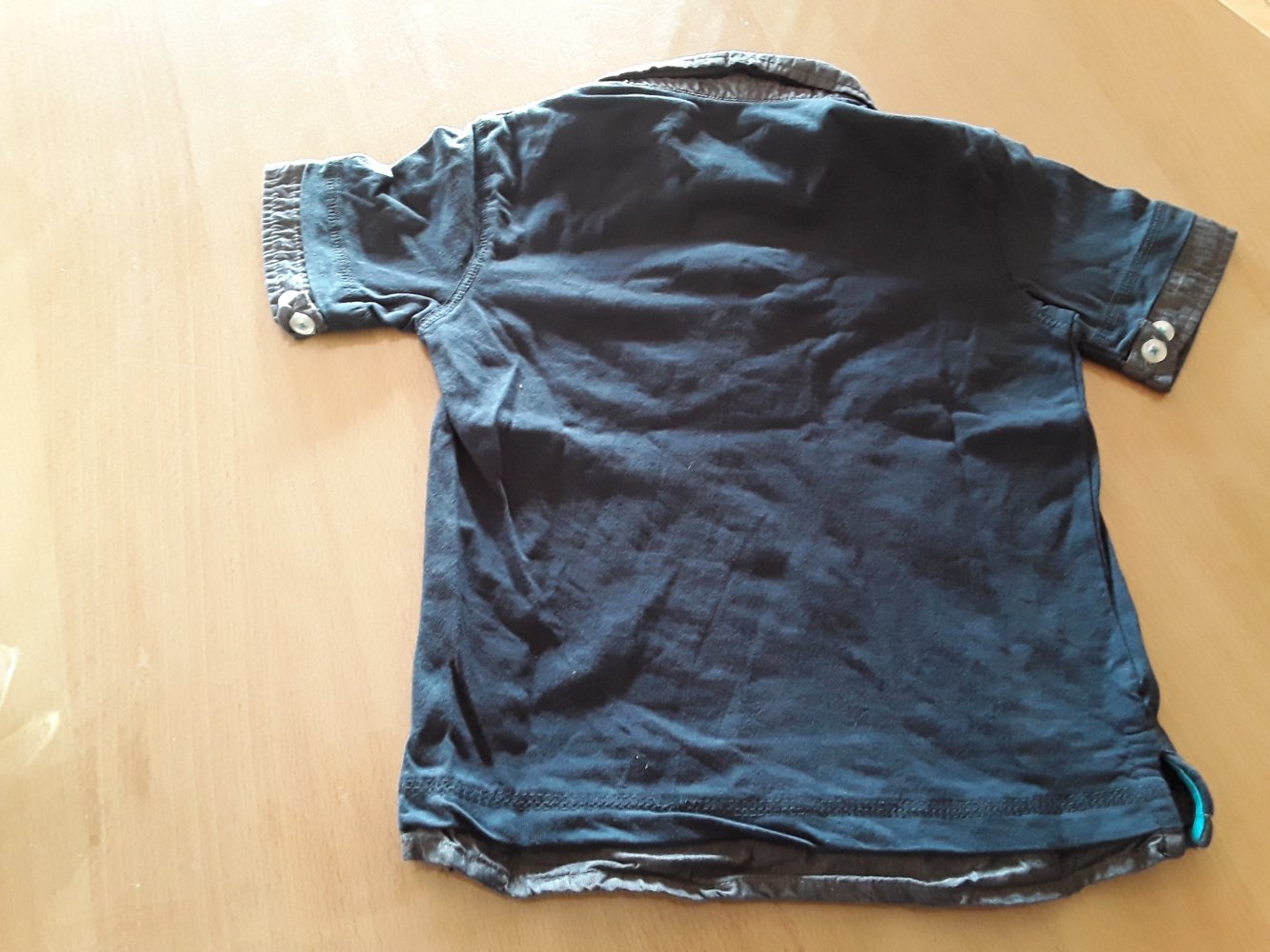 dunkelblaues T-Shirt in Hemdoptik in Gr. 98