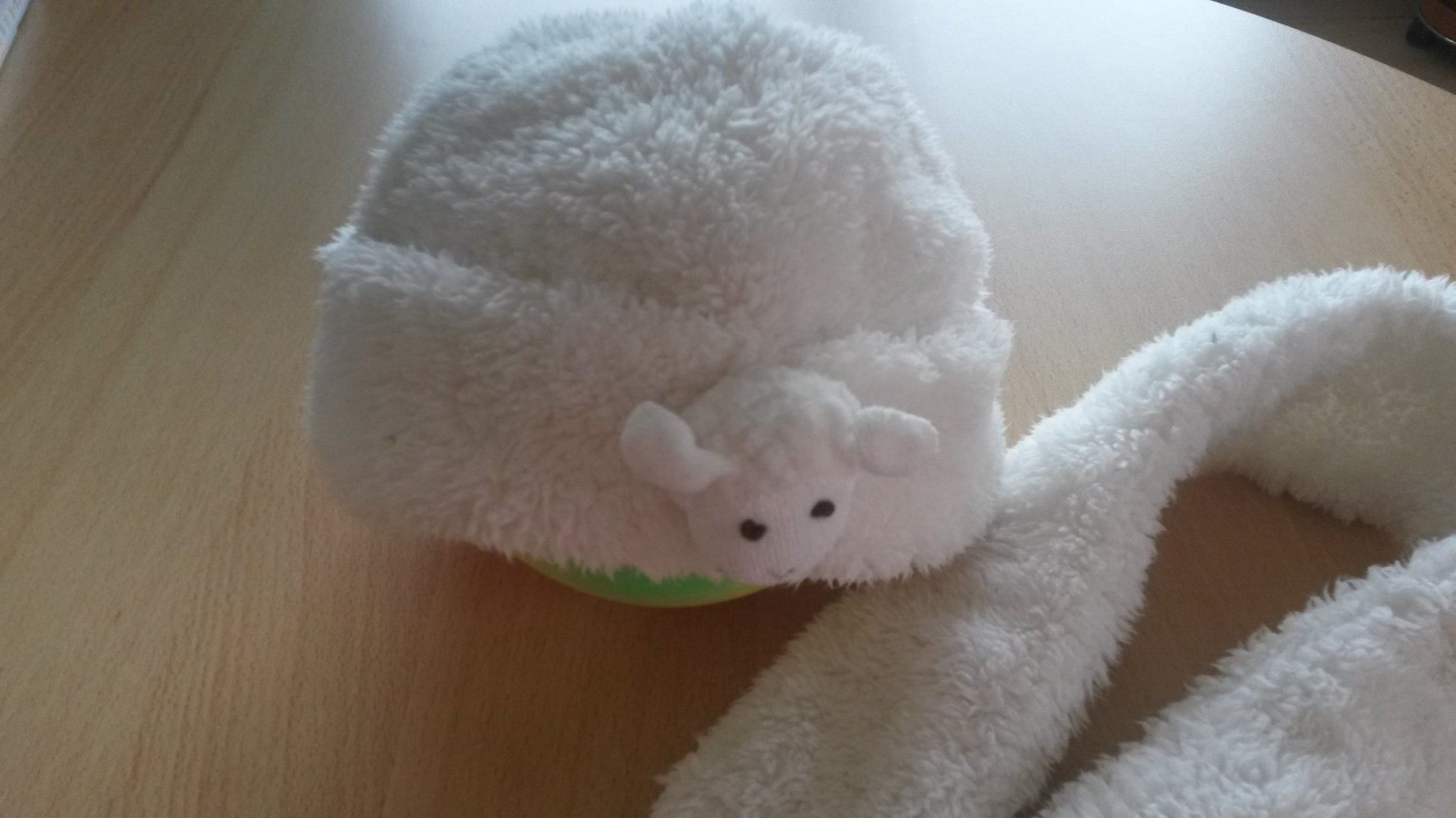 schöne Mütze und Schal aus Teddy-Stoff in Gr. 49. Schön kuschlig mit kl. Schäfchen