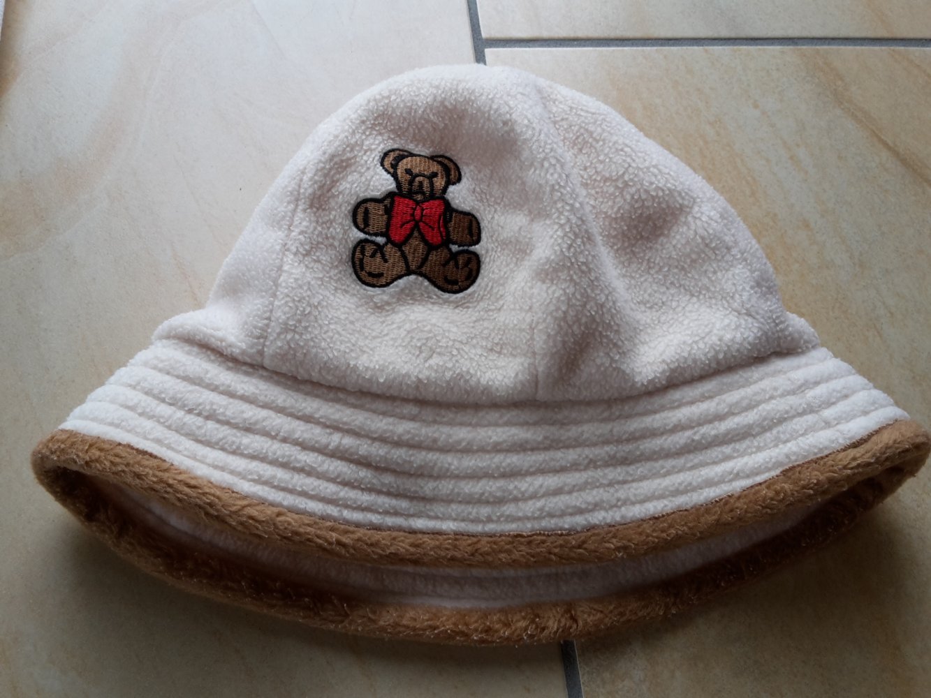 cremefarbener Fleecehut in Gr. 98