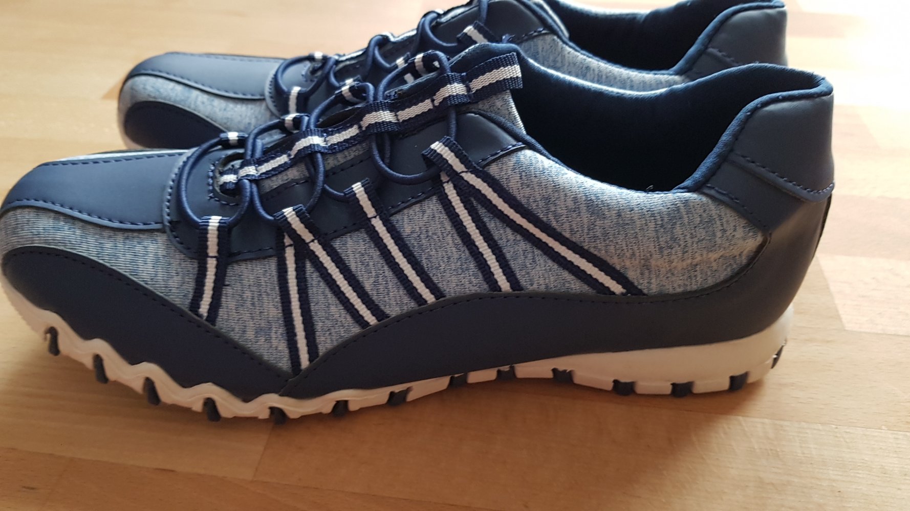 neue Sneaker Größe 39 von bpc