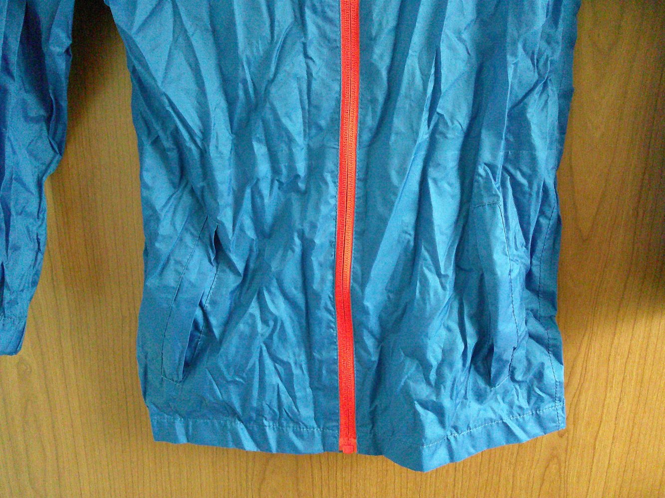 dünne blaue Regenjacke Gr. 116 von Regatta mit kleinem Beutel