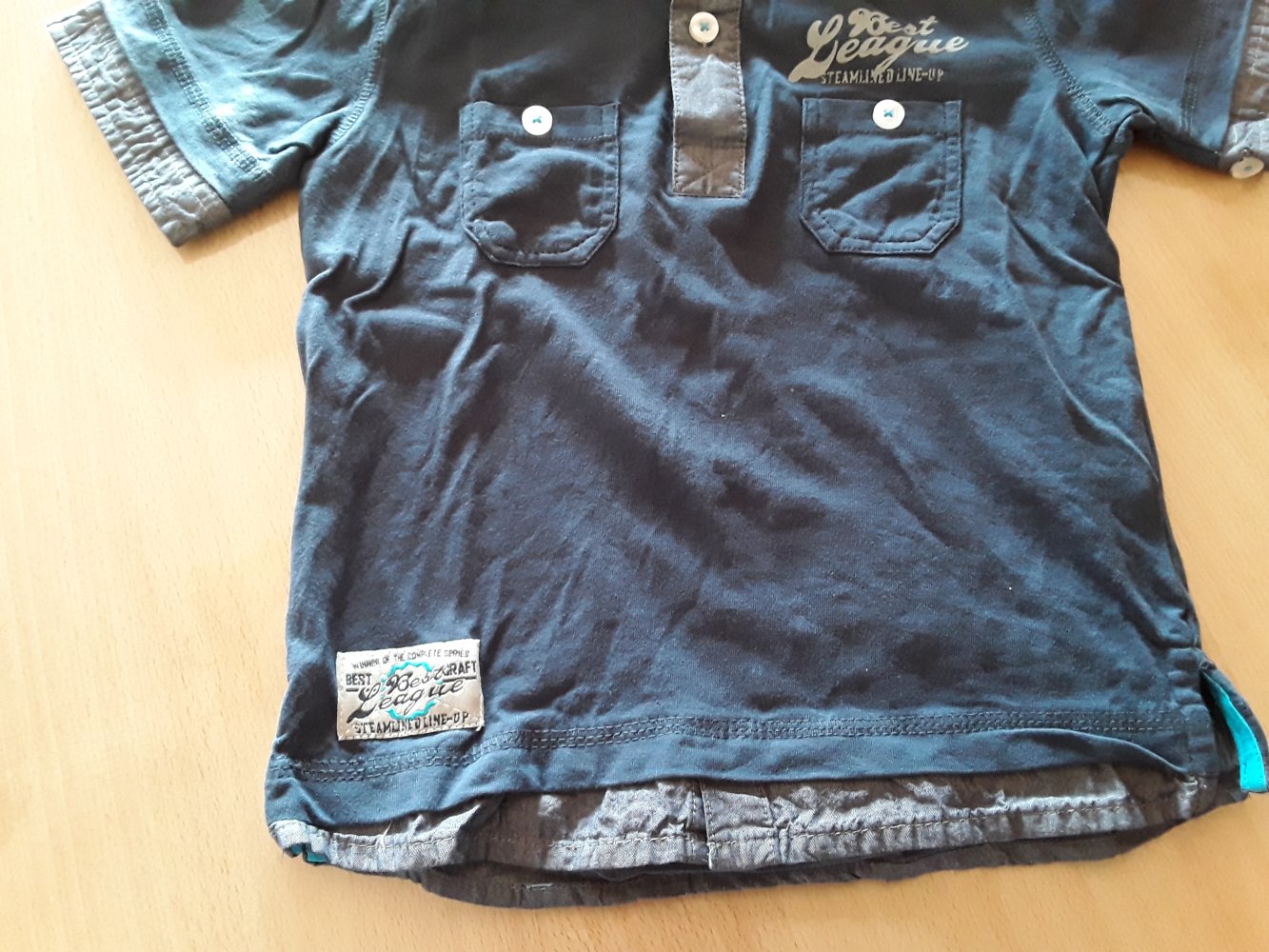 dunkelblaues T-Shirt in Hemdoptik in Gr. 98