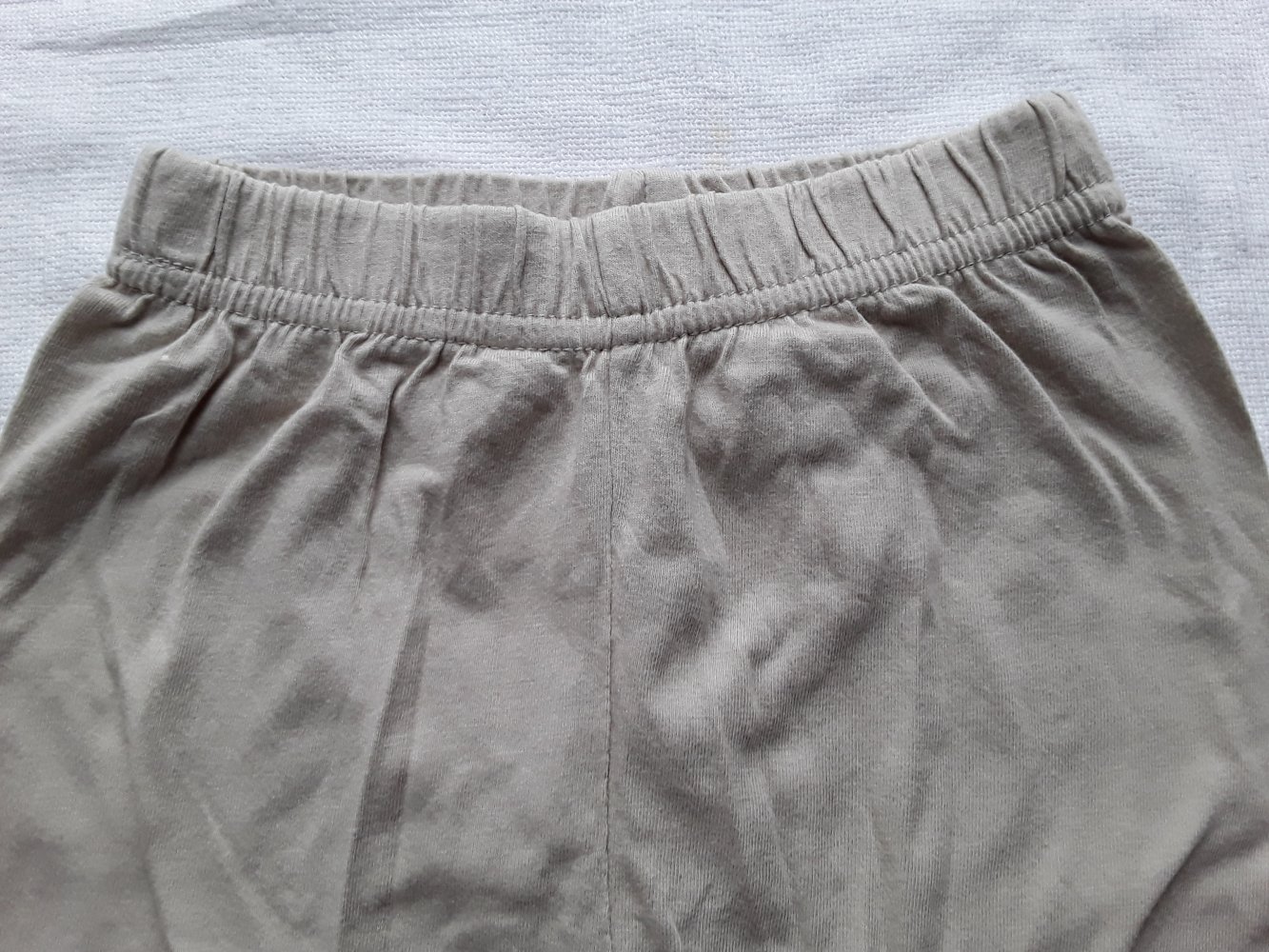 beige kurze Hose in Gr. 80