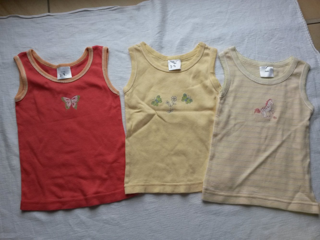 3 Unterhemden/ Tops in Gr. 74/80