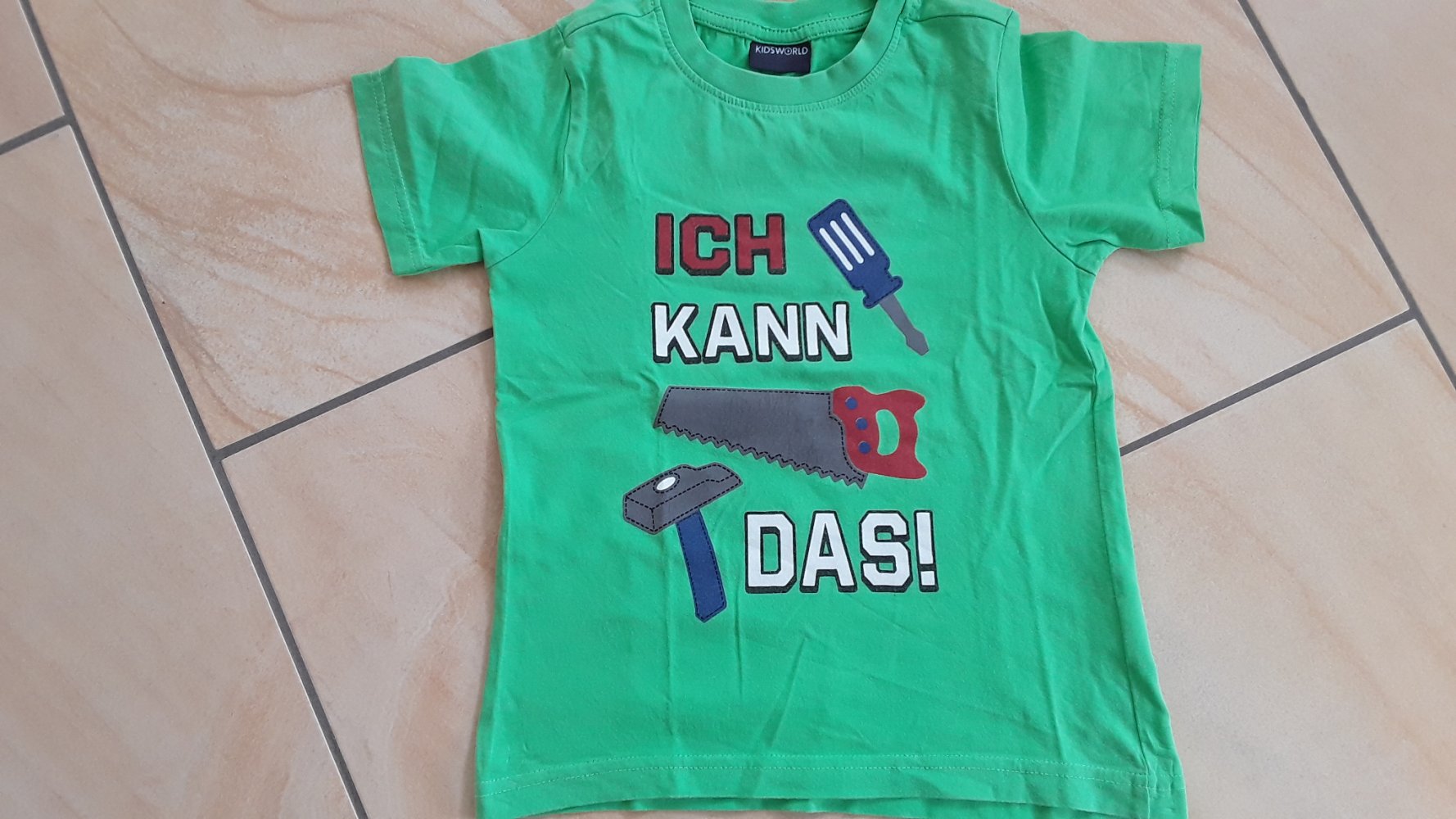 grünes T-Shirt Gr. 104/110 von kidsworld