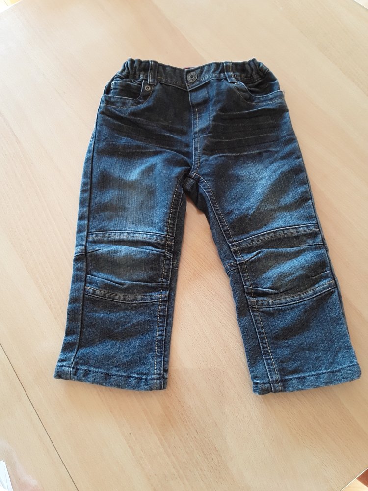 Jeanshose in Gr. 92 mit verstellbarem Bund