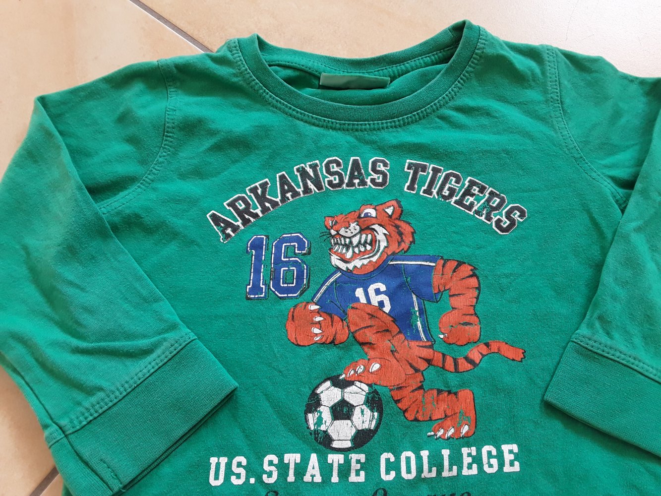 grünes Langarmshirt in Gr. 98