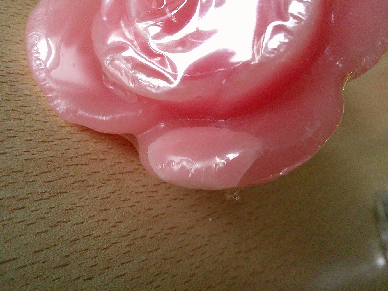 zwei Kerzenständer mit Rosenkerzen, neu noch verpackt in Folie