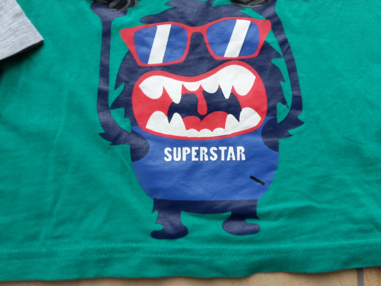 grau grünes Langarmshirt in Gr. 92 