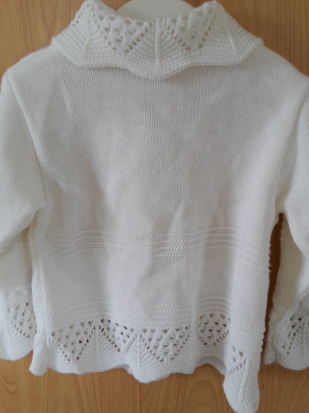 weiße Strickjacke in Gr. 92