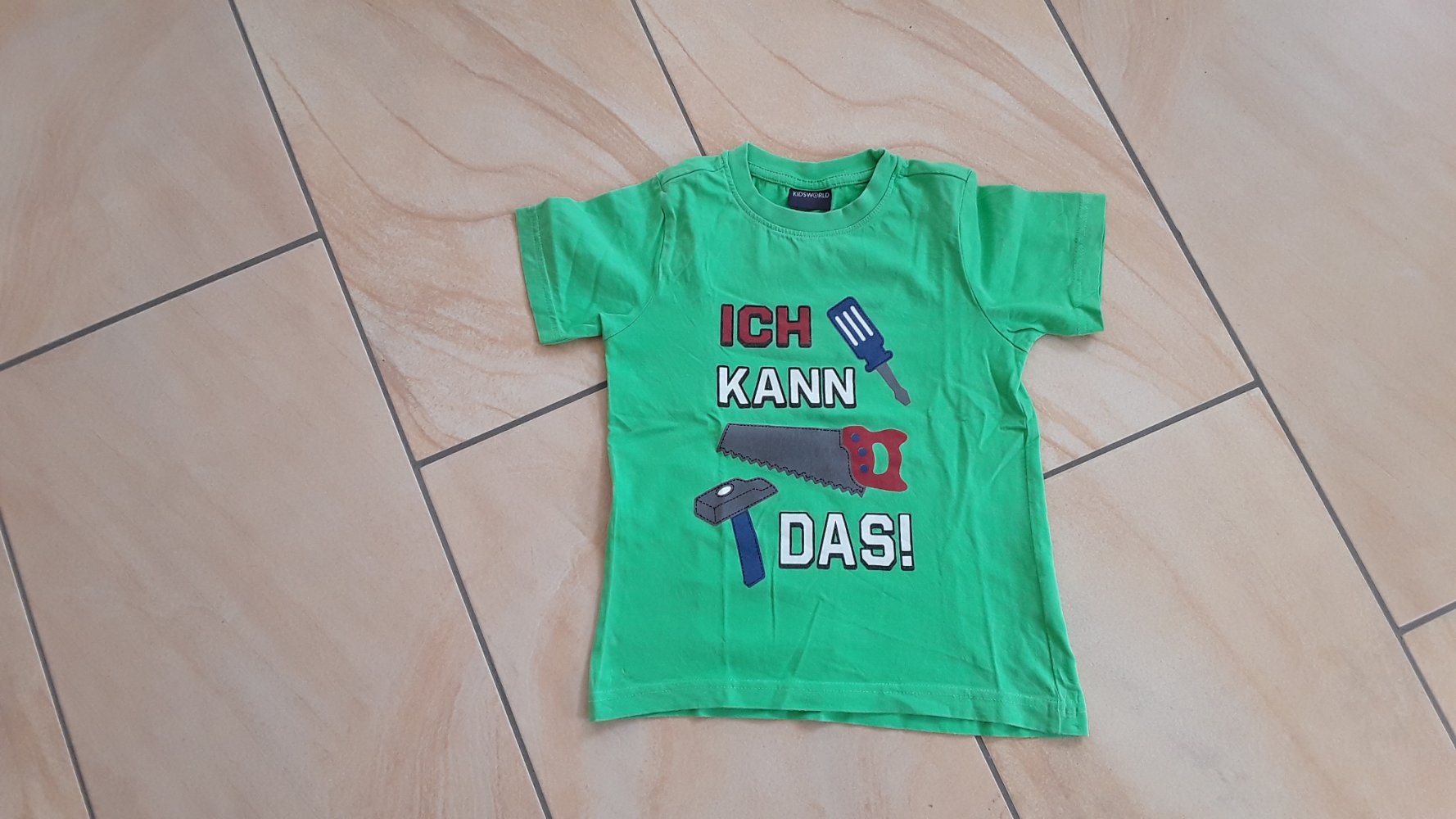 grünes T-Shirt Gr. 104/110 von kidsworld