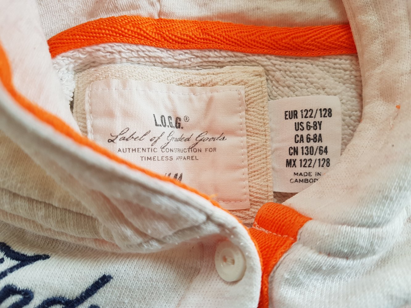 beigefarbenes Kleid mit Kaputze in Gr. 122/128 von H&M 