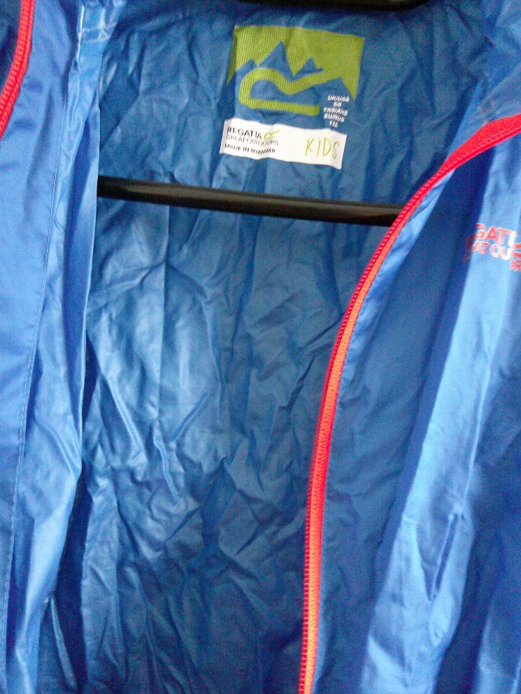 dünne blaue Regenjacke Gr. 116 von Regatta mit kleinem Beutel