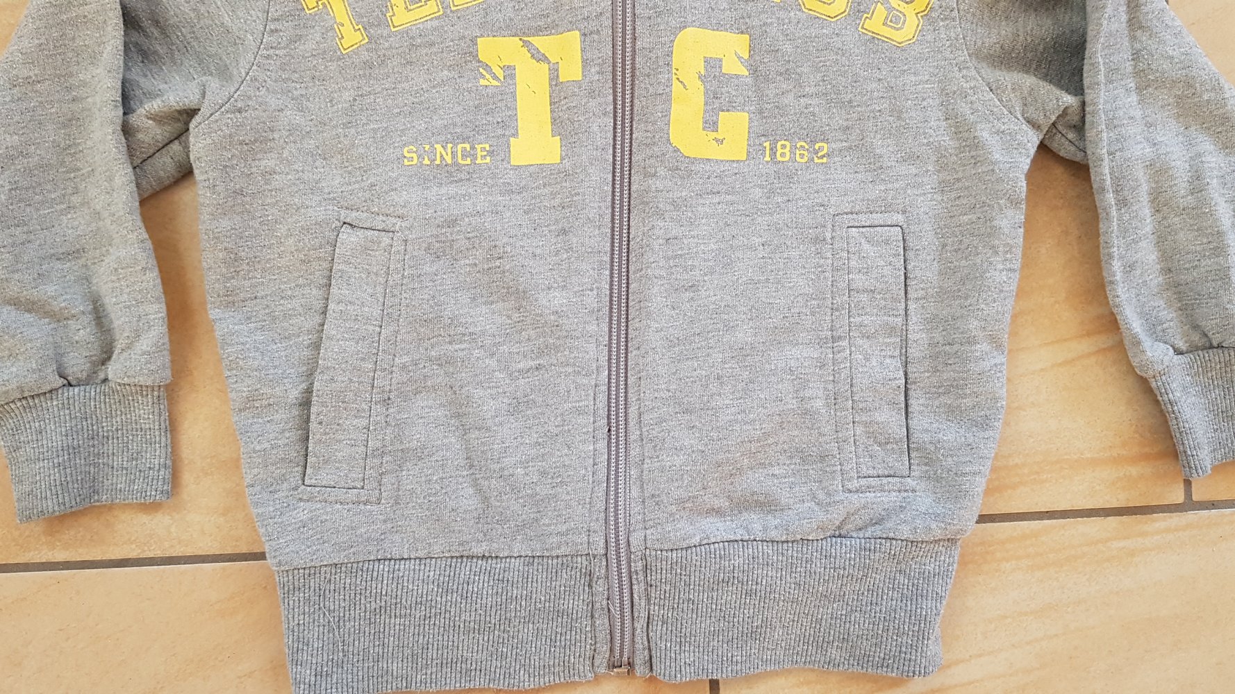 graue Sweatjacke Gr. 104 pocopiano