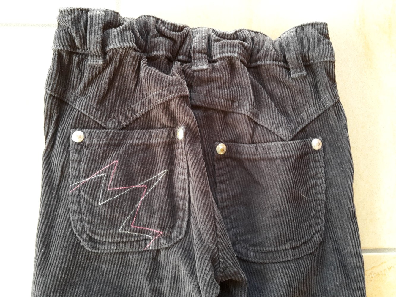 schwarze Cordhose in Gr. 98 