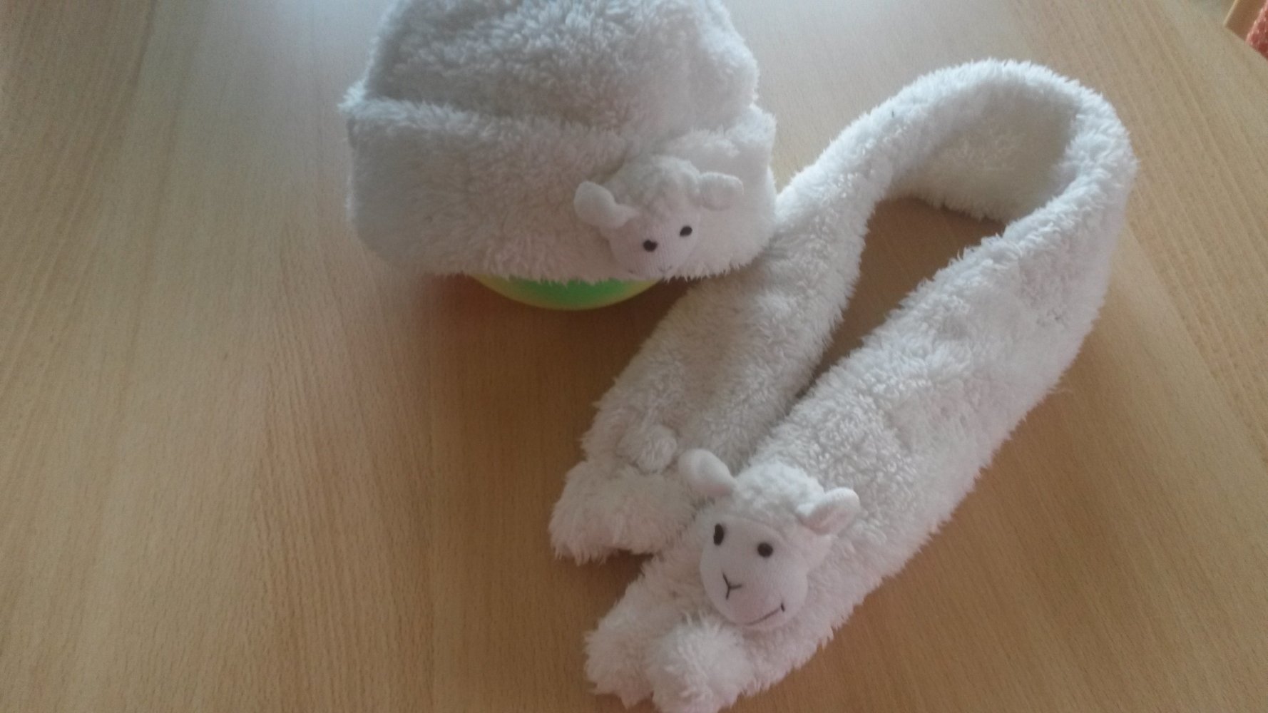 schöne Mütze und Schal aus Teddy-Stoff in Gr. 49. Schön kuschlig mit kl. Schäfchen