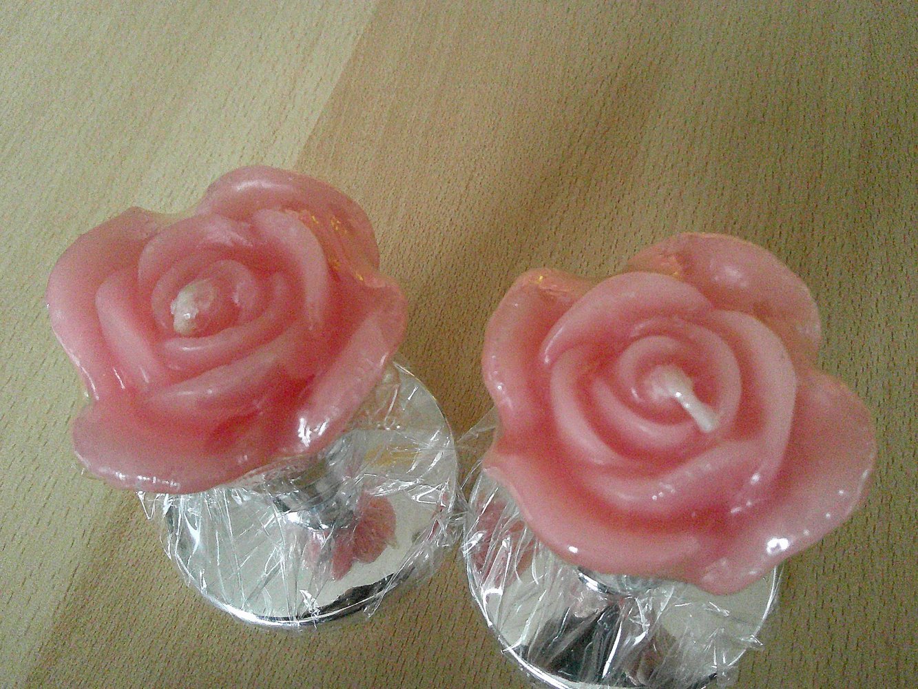 zwei Kerzenständer mit Rosenkerzen, neu noch verpackt in Folie