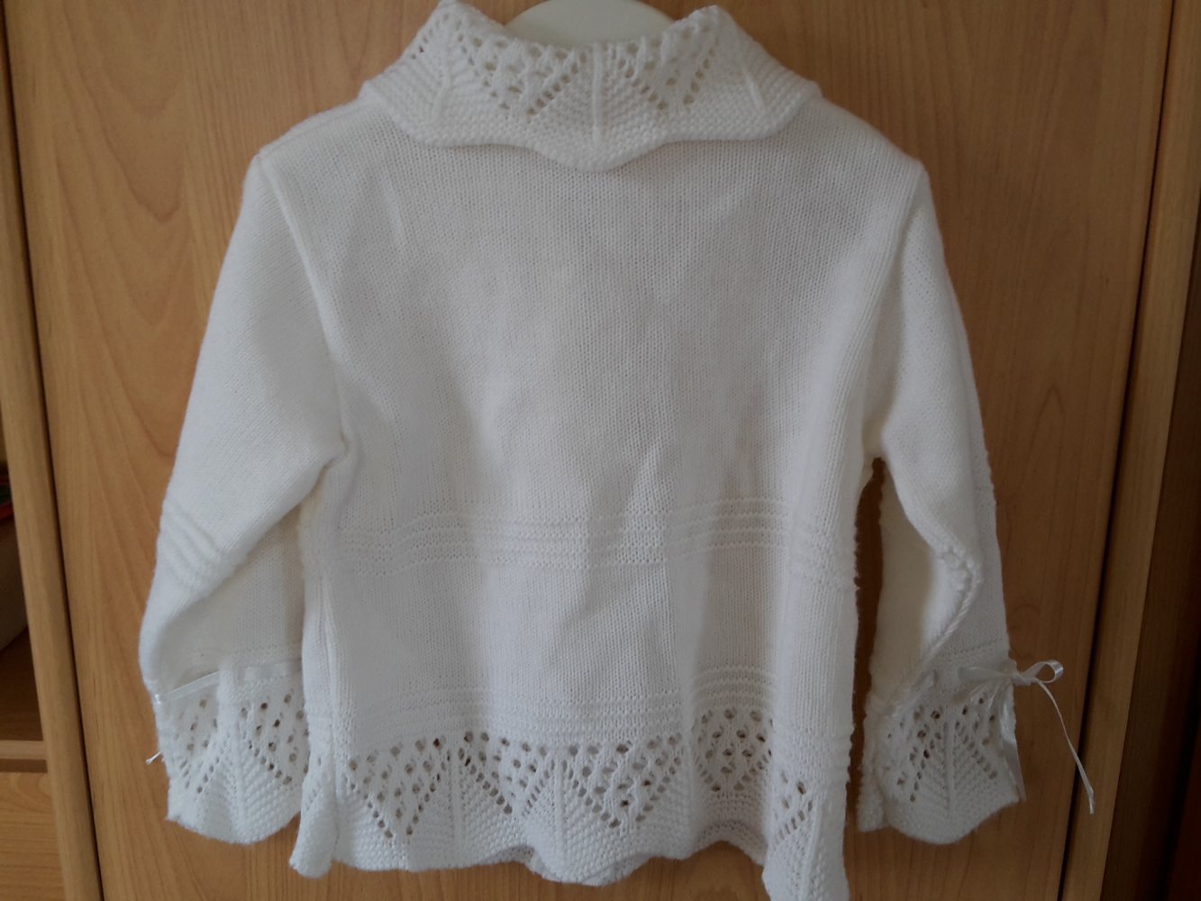 weiße Strickjacke in Gr. 92