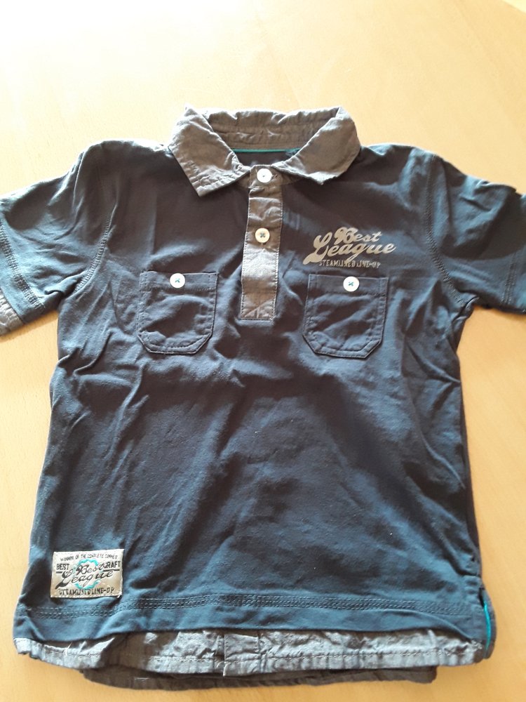 dunkelblaues T-Shirt in Hemdoptik in Gr. 98