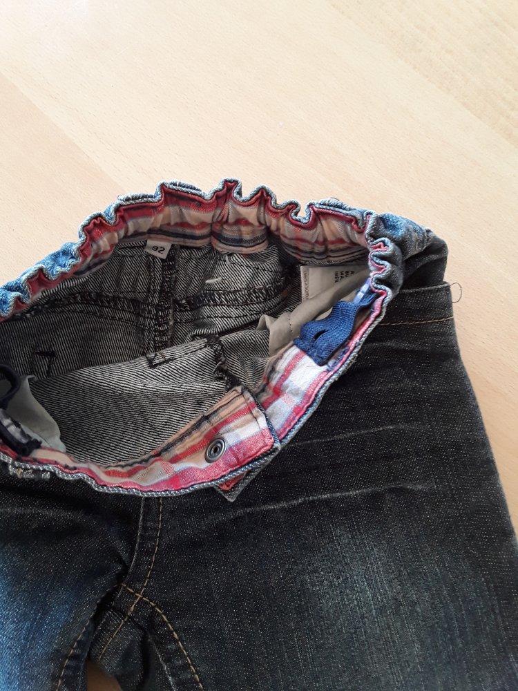 Jeanshose in Gr. 92 mit verstellbarem Bund