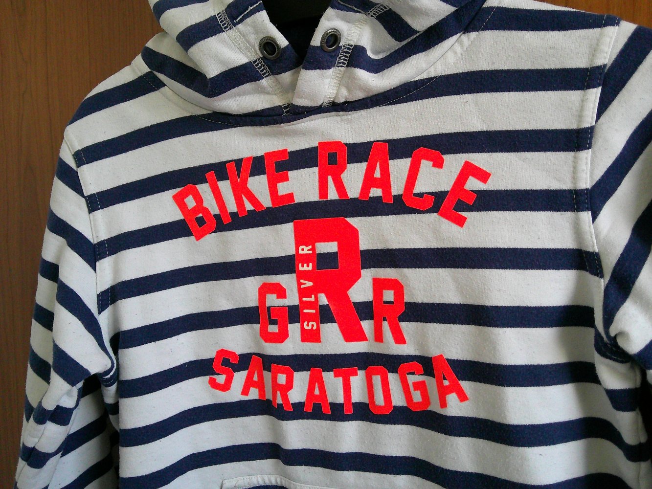 Hoody/ Kapuzensweatshirt Gr. 122/128 von H&M