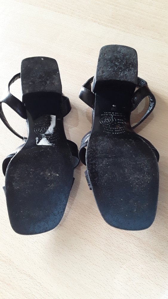 schwarze Sandalen in Gr. 33