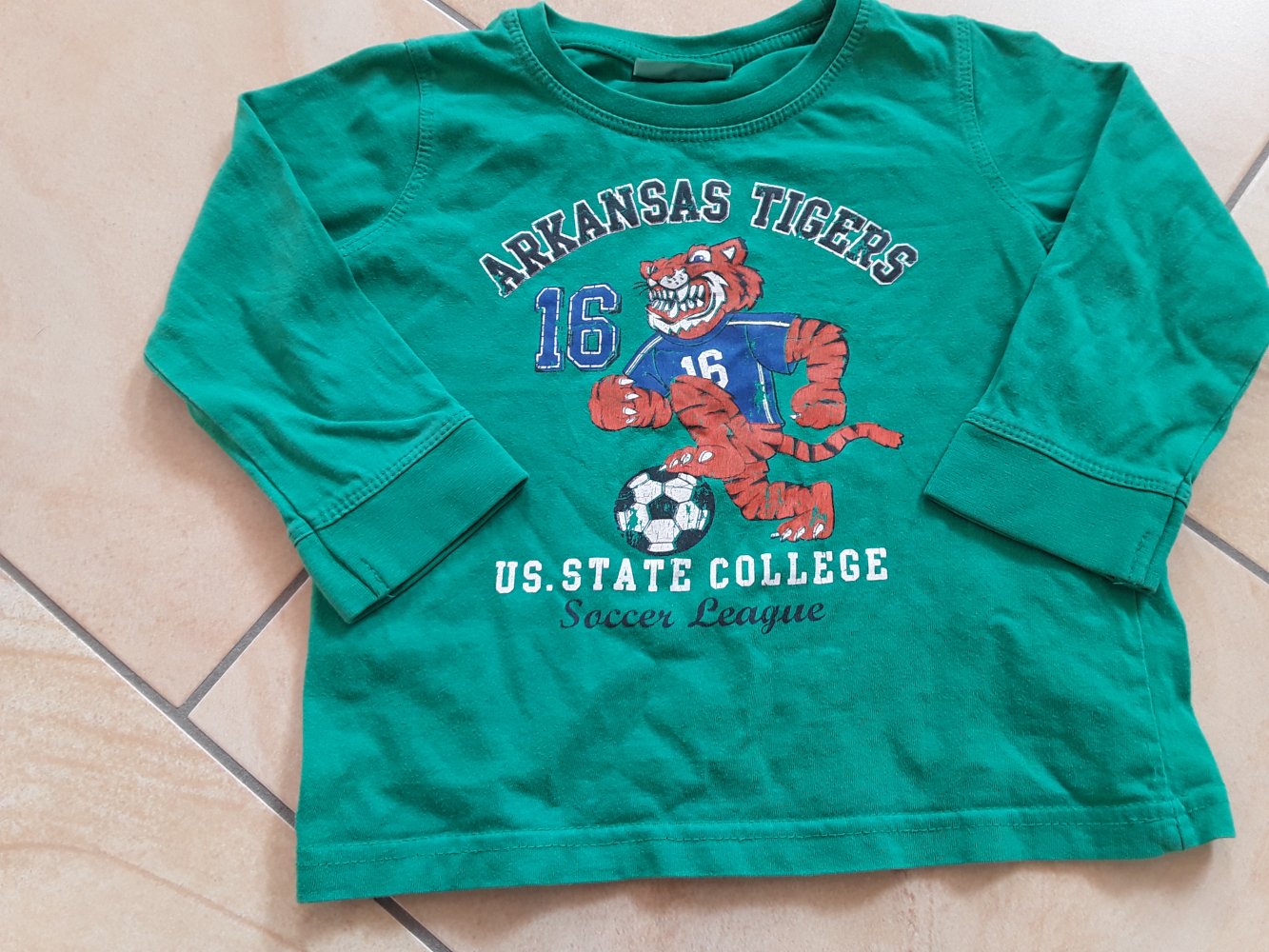 grünes Langarmshirt in Gr. 98