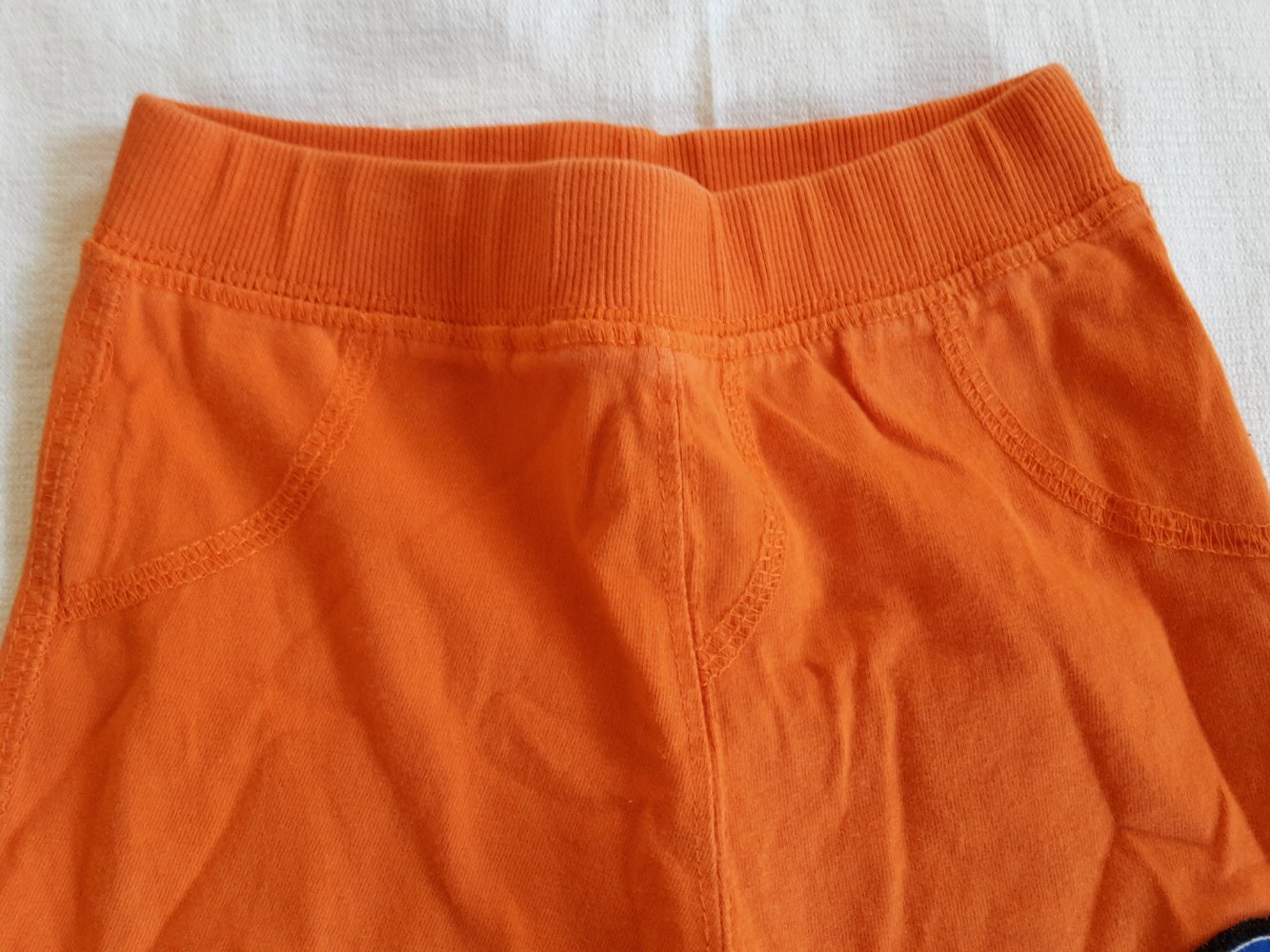 orangefarbene kurze Hose in Gr. 74