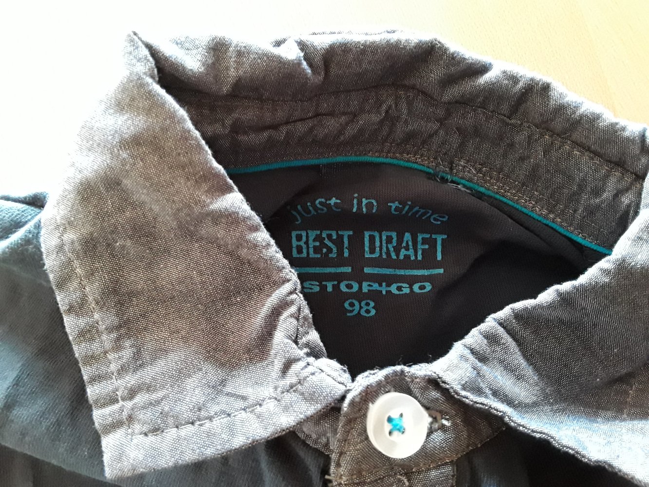 dunkelblaues T-Shirt in Hemdoptik in Gr. 98