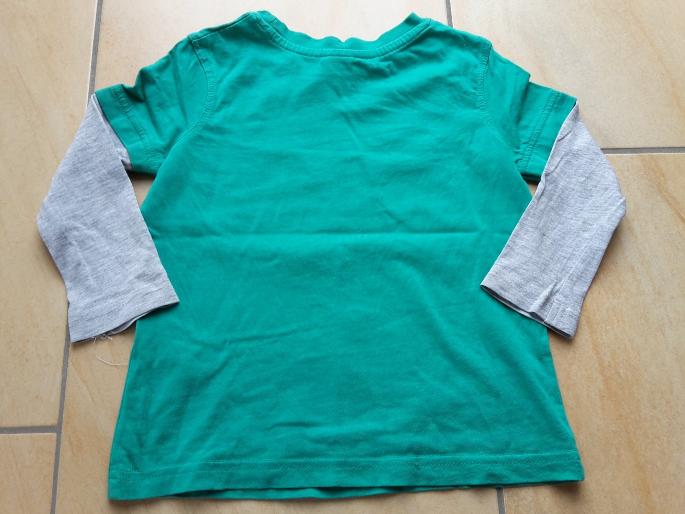 grau grünes Langarmshirt in Gr. 92 
