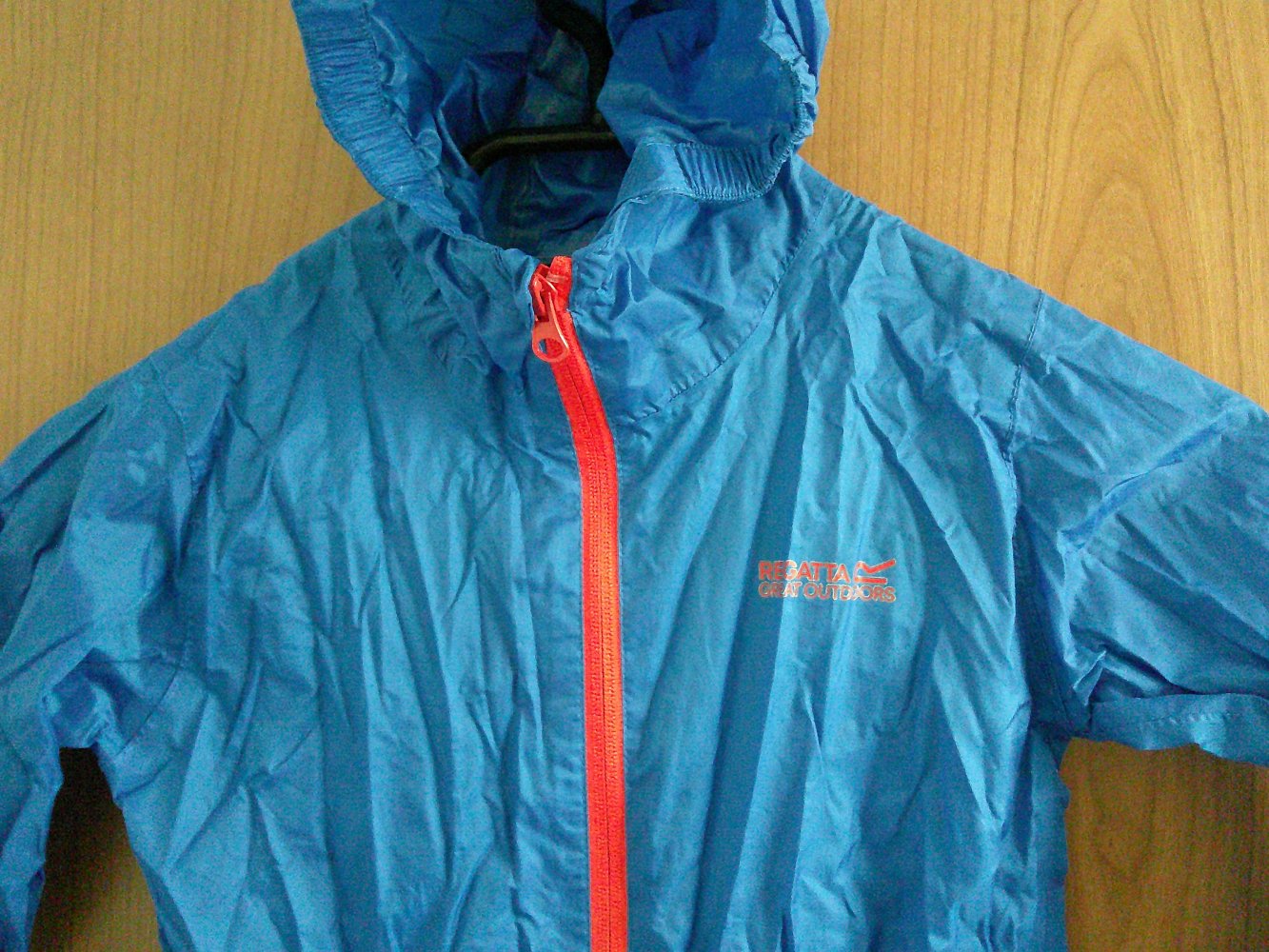 dünne blaue Regenjacke Gr. 116 von Regatta mit kleinem Beutel