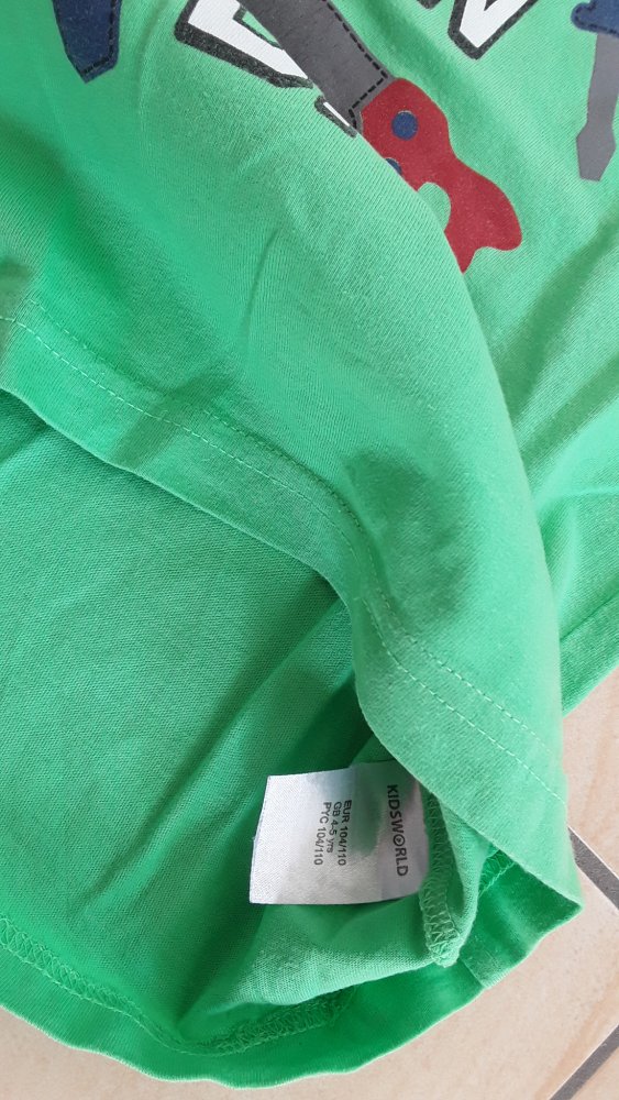 grünes T-Shirt Gr. 104/110 von kidsworld