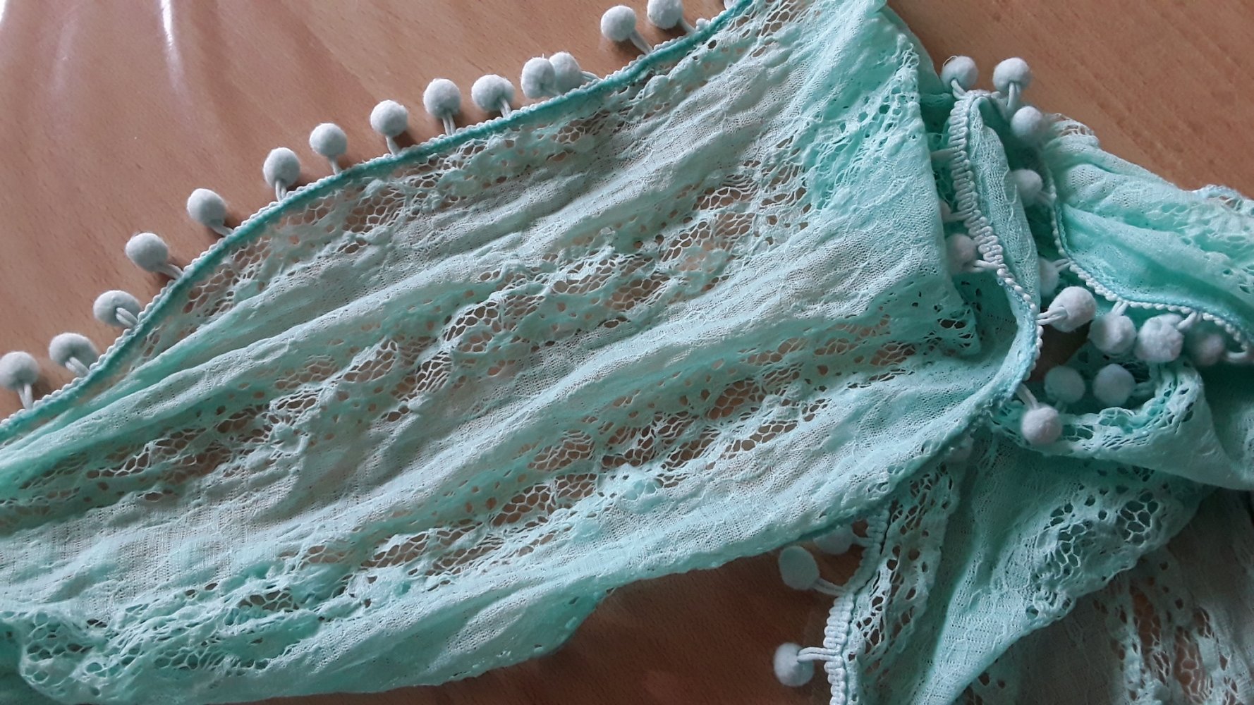 kaum getragenes, mintgrünes Tuch