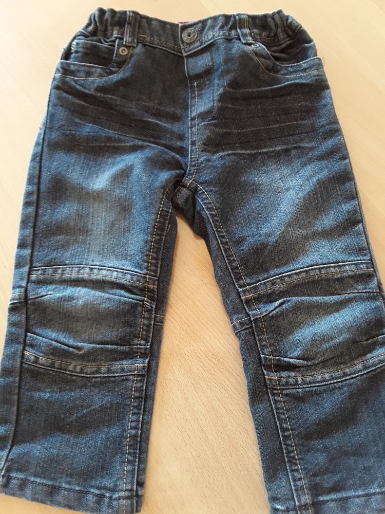 Jeanshose in Gr. 92 mit verstellbarem Bund