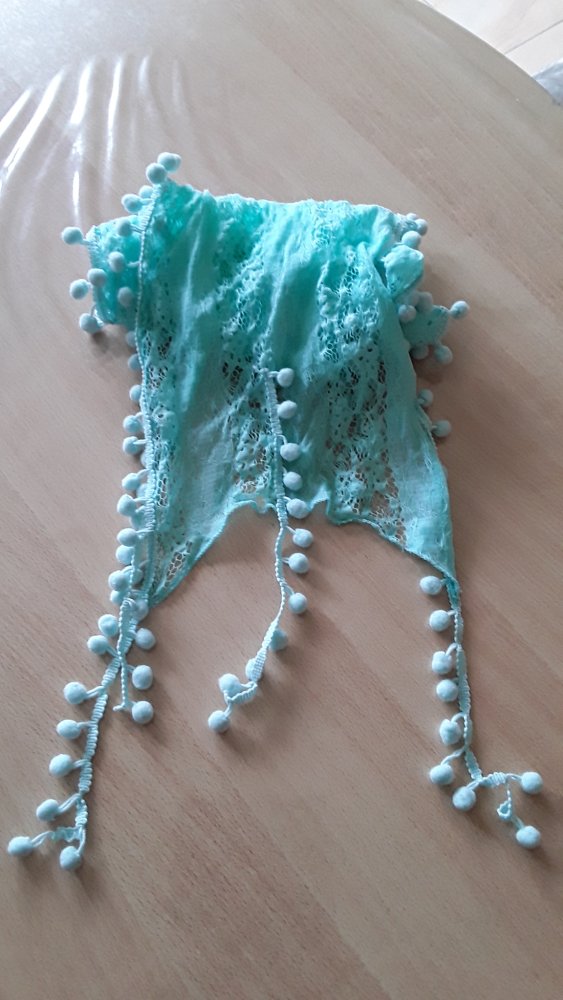 kaum getragenes, mintgrünes Tuch