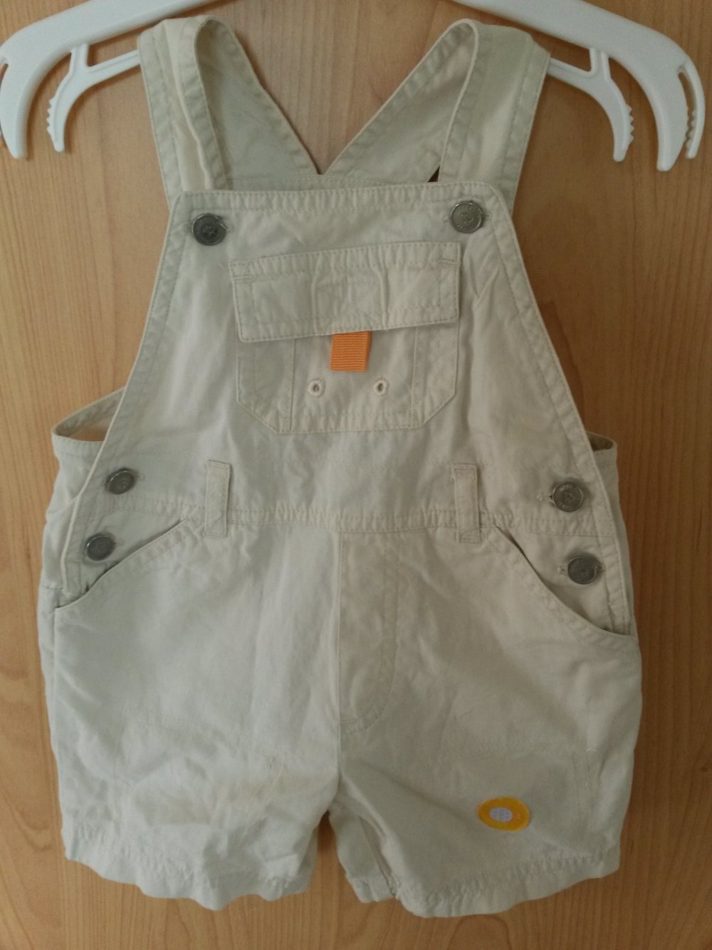 beige Latzshorts in Gr. 62 von C&A