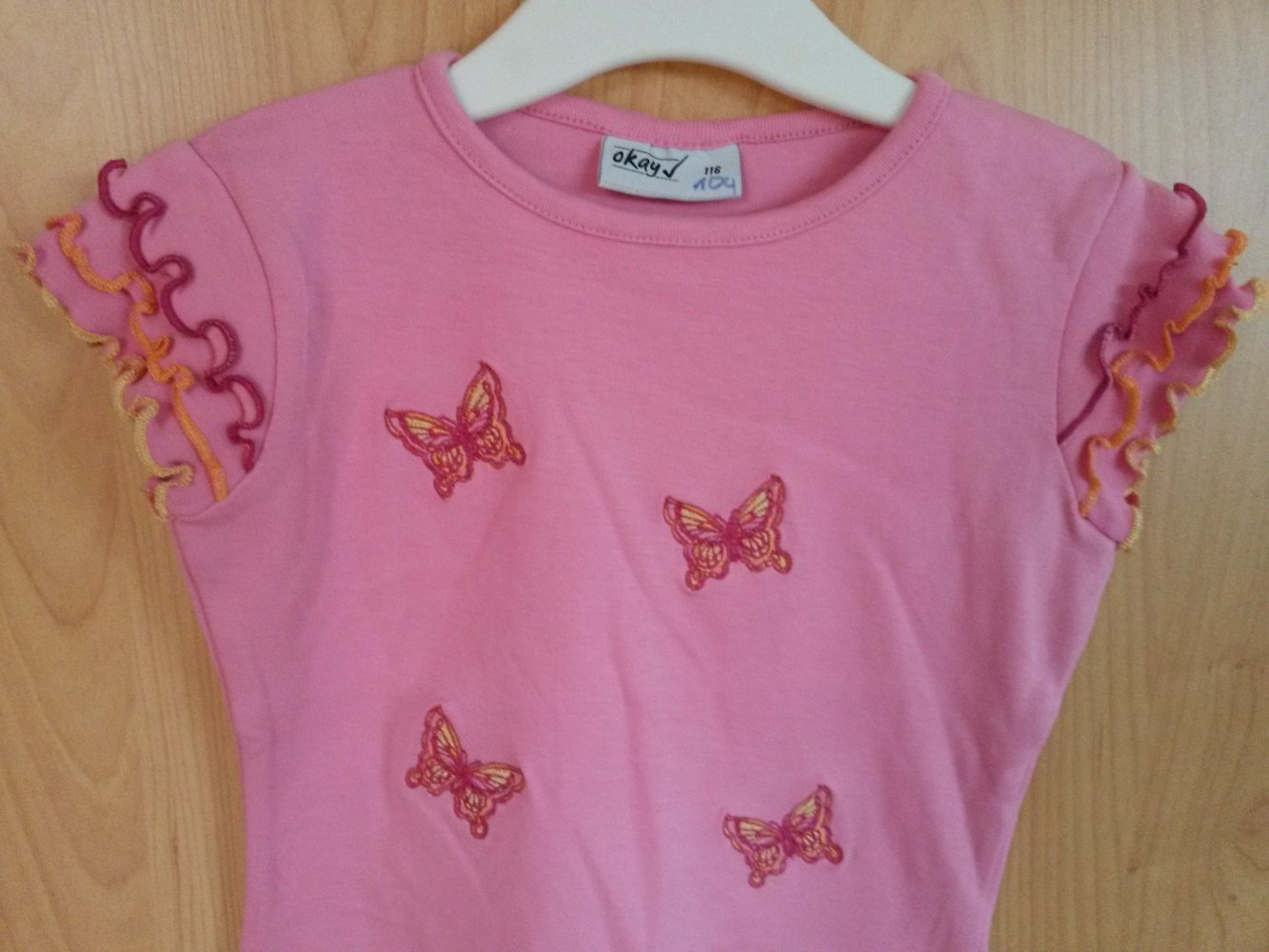 T-Shirt mit Schmetterlingen in Gr. 110 