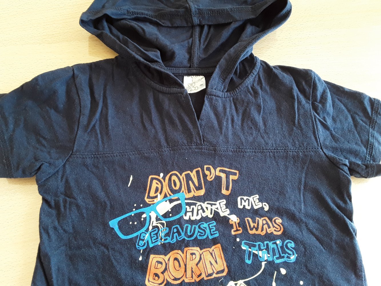 dunkelblaues T-Shirt mit Kaputze in Gr. 86