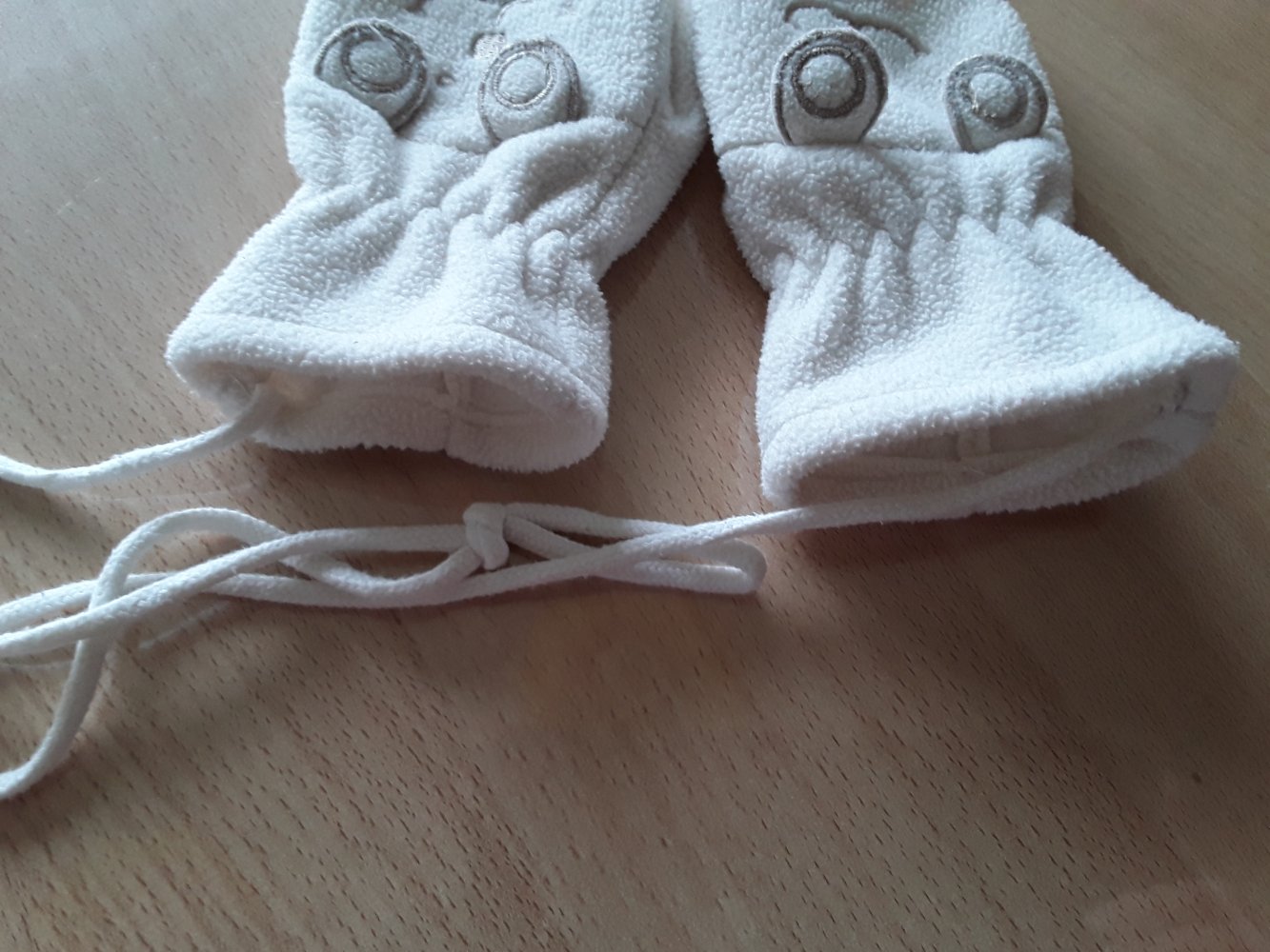weiße Fleecehandschuhe für 2-4 Jahre