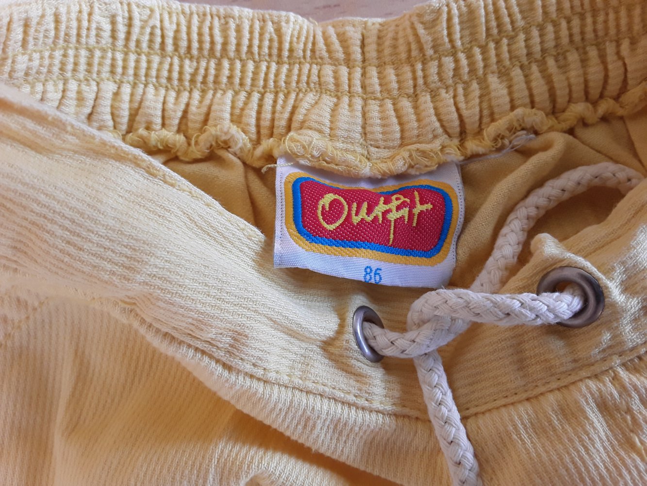 gelbe Cordshorts / kurze Hose in Gr. 86 von Outfit
