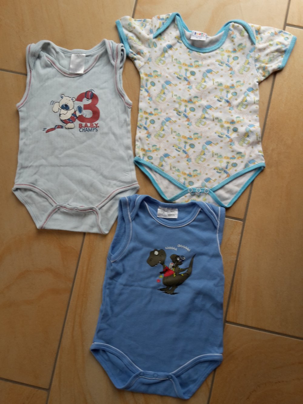 3 kurzarm Bodys in Gr. 74/80 verschiedene Hersteller