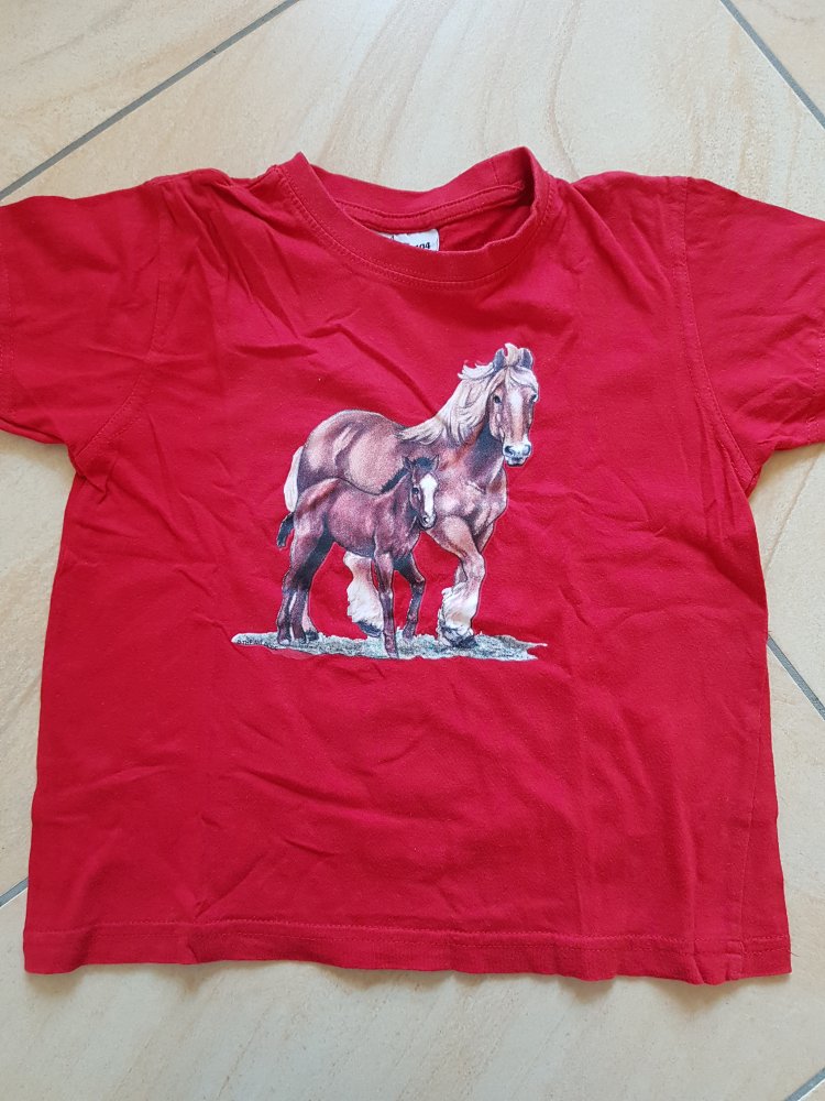 rotes T-Shirt mit Pferdemotiv in Gr. 104
