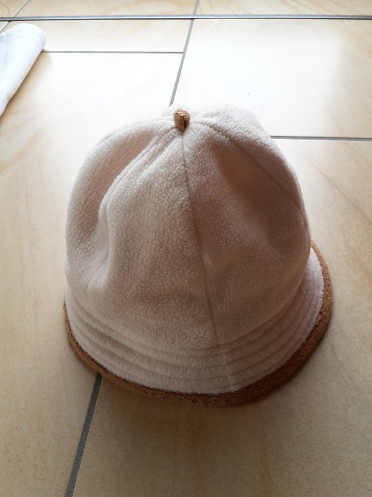 cremefarbener Fleecehut in Gr. 98